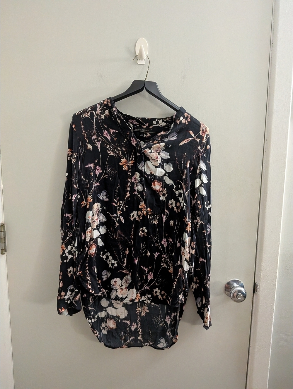 BANANA REPUBLIC Dark Floral Split Neck Blouse Black Romantic Boho Flowy Top Sz S
